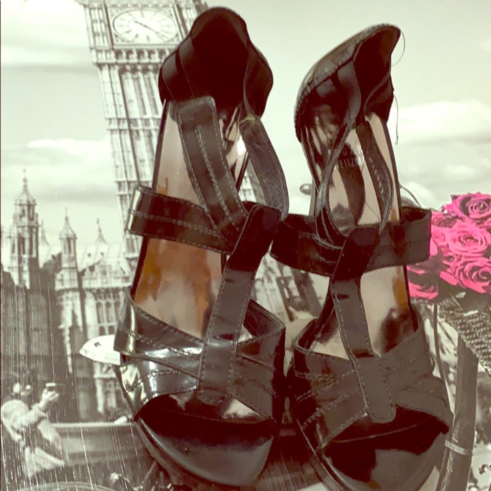 STUART WEITZMAN STRAPY BLACK 7.5 heel